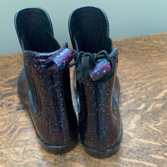 Sparkly Rain Boots - Picture 2 of 3